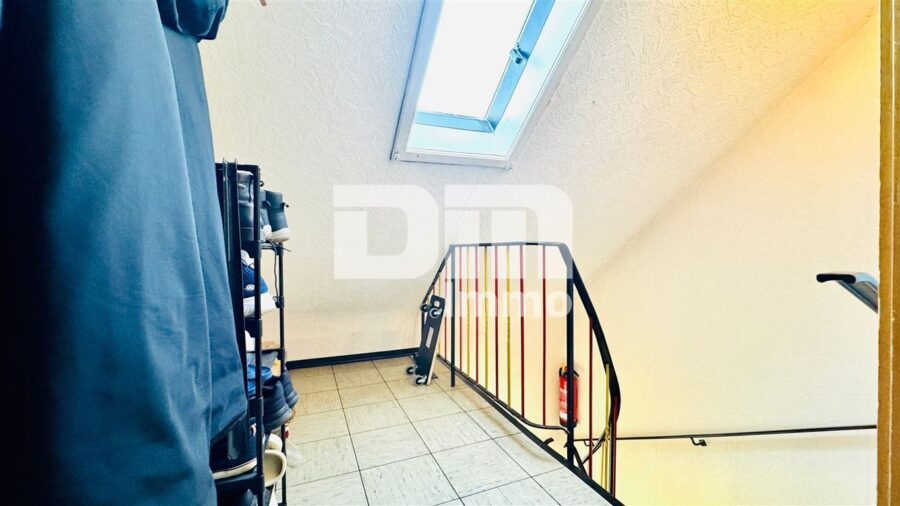 Kompakte Dreizimmer DG Wohnung in gepflegtem Dreifamilienhaus in gesuchter Lage - Treppenaufgang